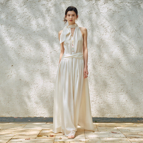 A-line dress with a light and airy neckline and off-the-shoulder design made of acetate Tencel.